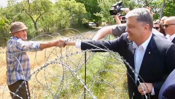 Порошенко в Грузии через границу поздоровался за руку с жителем Южной Осетии