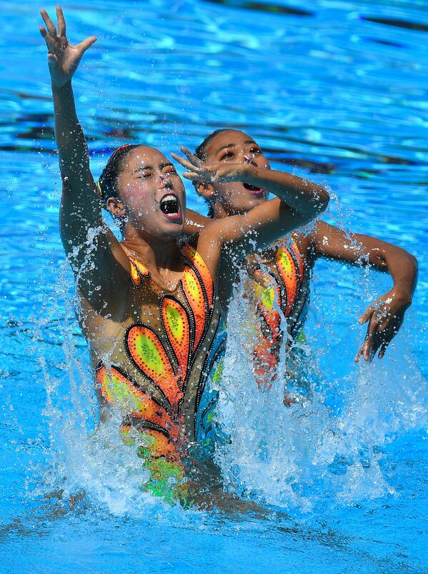 Маи Накамура и Юкико Инуи (Япония) в финальных соревнованиях по синхронному плаванию среди дуэтов на чемпионате мира FINA 2017