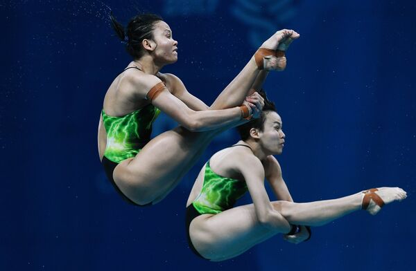 Юнь Хун Чон и Панделела Памг (Малайзия) в финальных соревнованиях по синхронным прыжкам в воду с вышки 10 м среди женщин на чемпионате мира FINA 2017