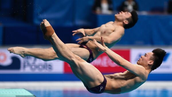 Цао Юань и Сийи Се (Китай) в финальных соревнованиях по синхронным прыжкам в воду с трамплина 3 м среди мужчин на чемпионате мира FINA 2017
