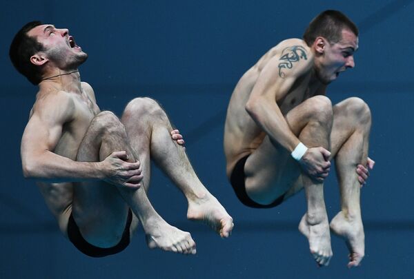 Александр Бондарь и Виктор Минибаев (Россия) в финальных соревнованиях по синхронным прыжкам в воду с вышки 10 м среди мужчин на чемпионате мира FINA 2017