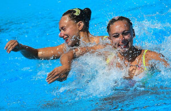Лора Трембл и Шарлотт Трембл (Франция) выступают в финальных соревнованиях по синхронному плаванию среди дуэтов на чемпионате мира FINA 2017