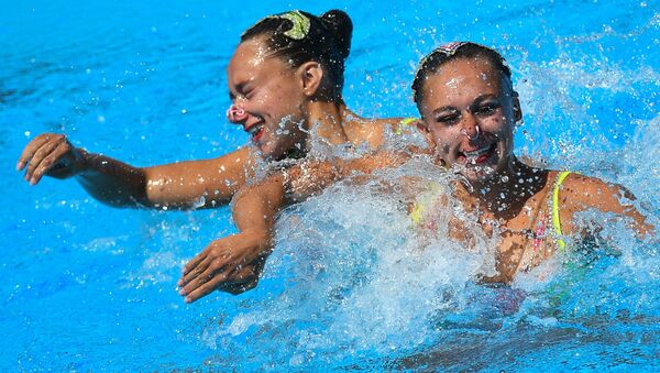 Лора Трембл и Шарлотт Трембл (Франция) выступают в финальных соревнованиях по синхронному плаванию среди дуэтов на чемпионате мира FINA 2017