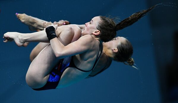 Тоня Коуч и Лоис Тулсон (Великобритания) в финальных соревнованиях по синхронным прыжкам в воду с вышки 10 м среди женщин на чемпионате мира FINA 2017
