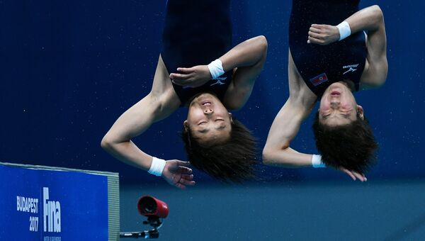 Кук Хян Ким и Ми Рэ Ким (КНДР) в финальных соревнованиях по синхронным прыжкам в воду с вышки 10 м среди женщин на чемпионате мира FINA 2017