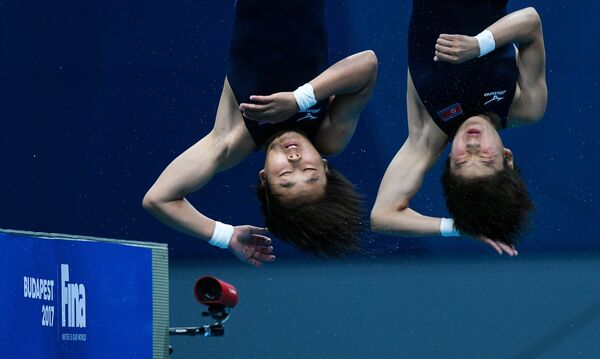 Кук Хян Ким и Ми Рэ Ким (КНДР) в финальных соревнованиях по синхронным прыжкам в воду с вышки 10 м среди женщин на чемпионате мира FINA 2017