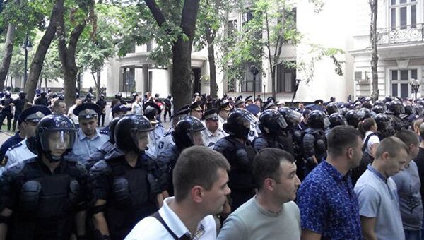 Протестующие у здания администрации президента Молдовы в Кишиневе. 20 июля 2017