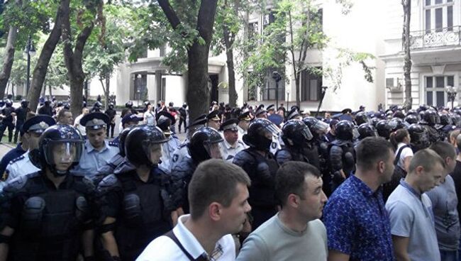 Протестующие у здания администрации президента Молдовы в Кишиневе. 20 июля 2017