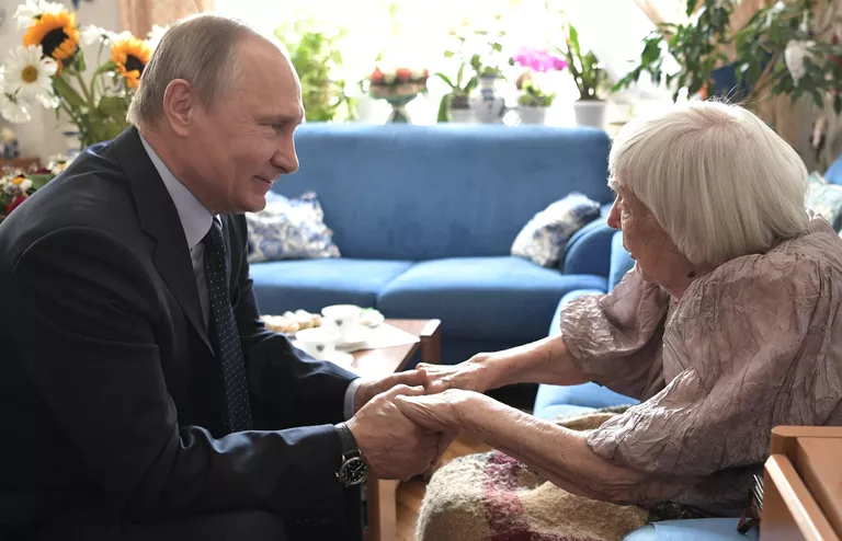 Президент РФ Владимир Путин поздравляет с 90-летием правозащитника, общественного деятеля, председателя Московской Хельсинкской группы Людмилу Алексееву Президент РФ Владимир Путин поздравляет с 90-летием правозащитника, общественного деятеля, председателя Московской Хельсинкской группы Людмилу Алексееву