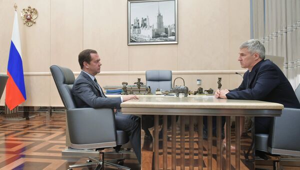 Дмитрий Медведев и временно исполняющий обязанности главы Республики Карелия Артур Парфенчиков (справа) во время встречи. 20 июля 2017