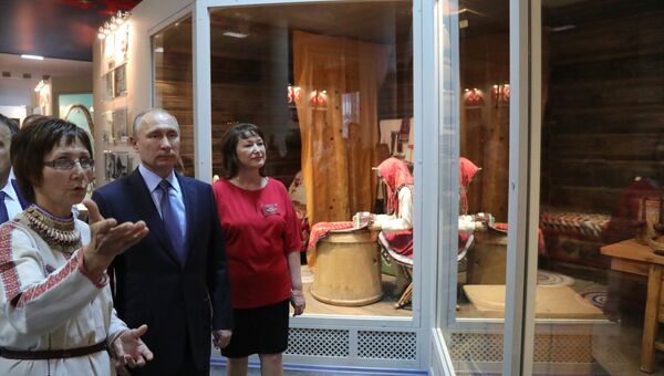 Владимир Путин во время посещения Национального музея Республики Марий Эл в ходе рабочей поездки в Йошкар-Олу. 20 июля 2017