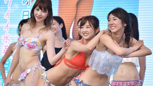 Модели в бикини во время танцевального перформанса в Токио