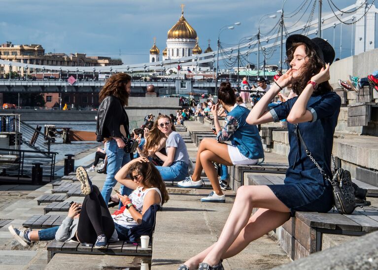 Девушки отдыхают на набережной Москвы-реки в Парке Горького