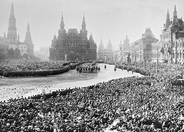 Церемония приветствия Российского Императора Николая II на Красной площади во время празднования 300-летия Дома Романовых Церемония приветствия Российского Императора Николая II на Красной площади во время празднования 300-летия Дома Романовых