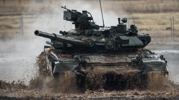 Танк Т-90 участвует в специализированном показе