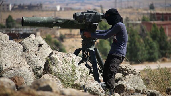 Боец сирийской оппозиции ведет наблюдение за позициями правительственных сил в провинции Кунейтра. Архивное фото