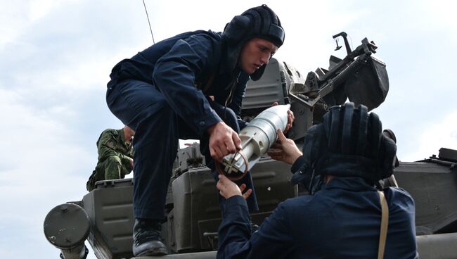 Танки Т-90 поддерживают учебную атаку разведчиков на полигоне Тарское на Северном Кавказе