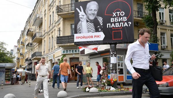 Прохожие на улице где проходит акция памяти Павла Шеремета в Киеве. Архивное фото