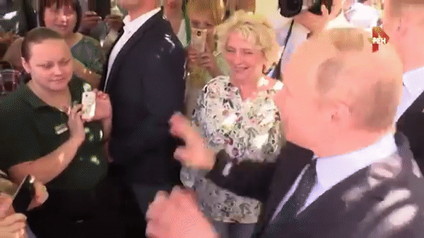 Туристка поцеловала Путина на Арбате