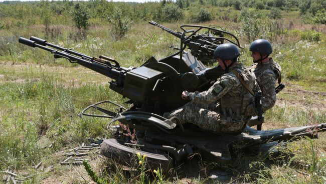 Украинские военнослужащие во время учений в Львовской области. Архивное фото