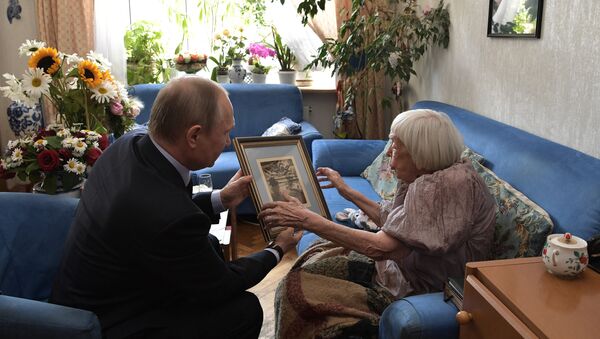 Владимир Путин поздравляет с 90-летием правозащитника Людмилу Алексееву. 20 июля 2017