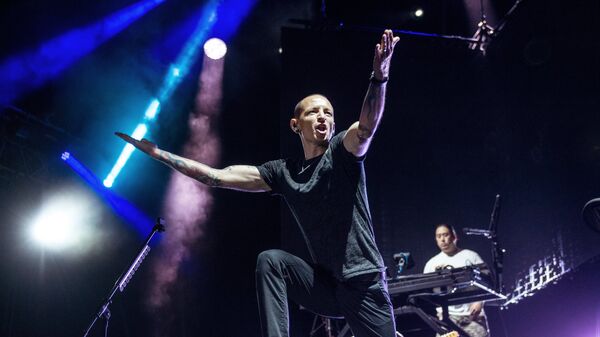 Участник американской группы Linkin Park Честер Беннингтон выступает на сцене СК Олимпийский в Москве