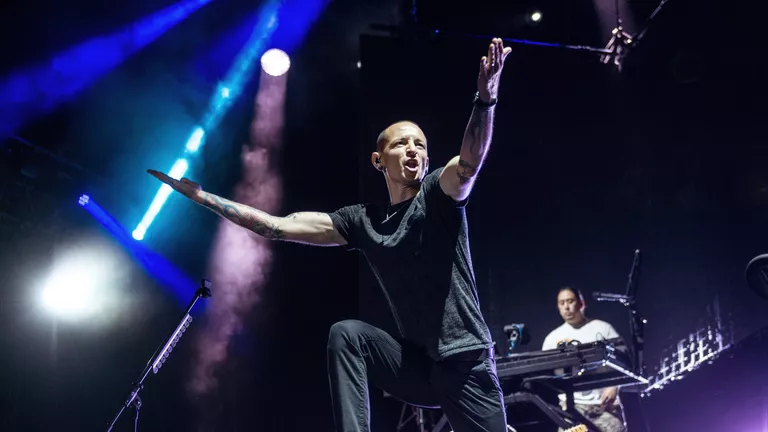 Участник американской группы Linkin Park Честер Беннингтон выступает на сцене СК Олимпийский в Москве Участник американской группы Linkin Park Честер Беннингтон выступает на сцене СК Олимпийский в Москве