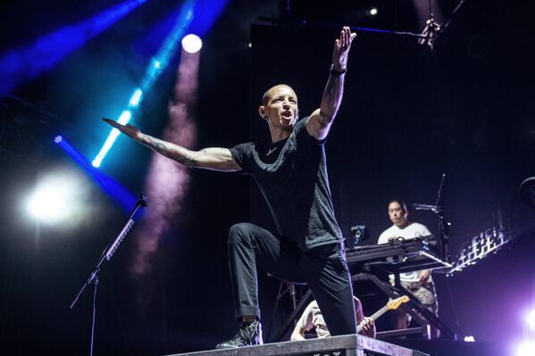 Участник американской группы Linkin Park Честер Беннингтон выступает на сцене СК Олимпийский в Москве