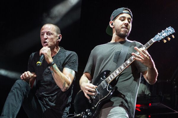 Участники американской группы Linkin Park Честер Беннингтон и Майк Шинода выступает на сцене СК Олимпийский в Москве