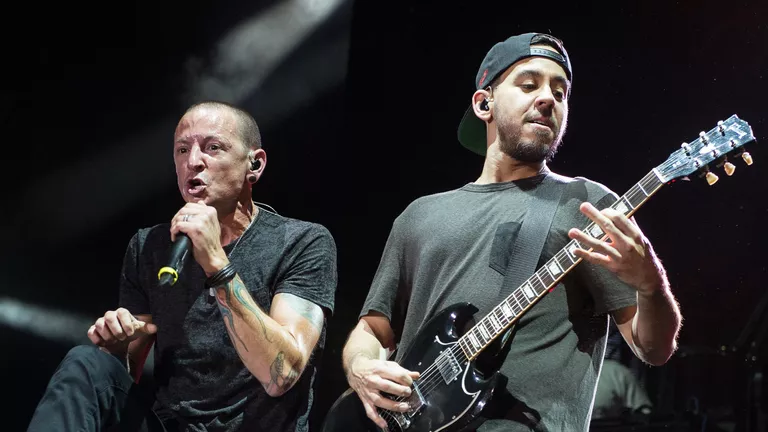 Участники американской группы Linkin Park Честер Беннингтон и Майк Шинода выступает на сцене СК Олимпийский в Москве Участники американской группы Linkin Park Честер Беннингтон и Майк Шинода выступает на сцене СК Олимпийский в Москве
