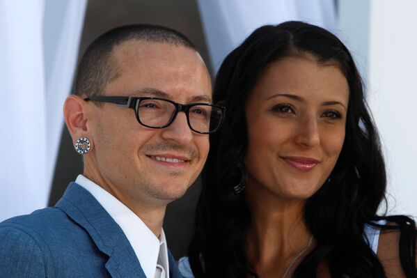Участник американской группы Linkin Park Честер Беннингтон с супругой Талиндой на церемонии Billboard Music Awards 2012 в Лас-Вегасе