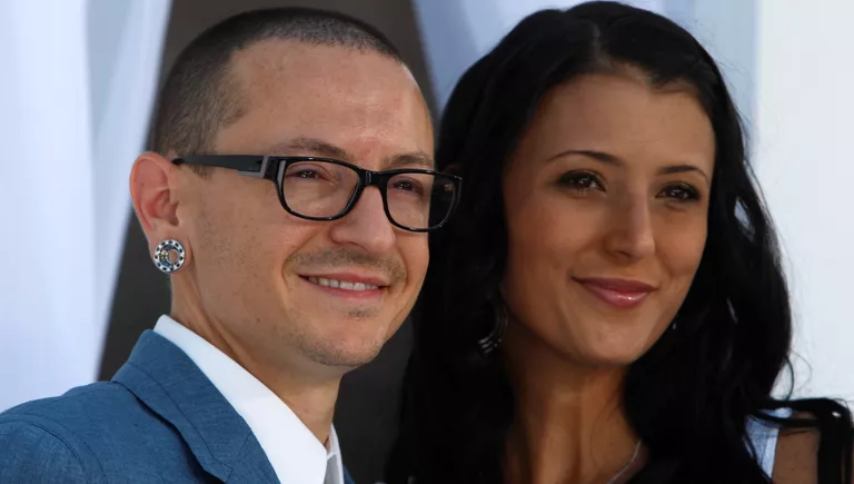 Участник американской группы Linkin Park Честер Беннингтон с супругой Талиндой на церемонии Billboard Music Awards 2012 в Лас-Вегасе Участник американской группы Linkin Park Честер Беннингтон с супругой Талиндой на церемонии Billboard Music Awards 2012 в Лас-Вегасе