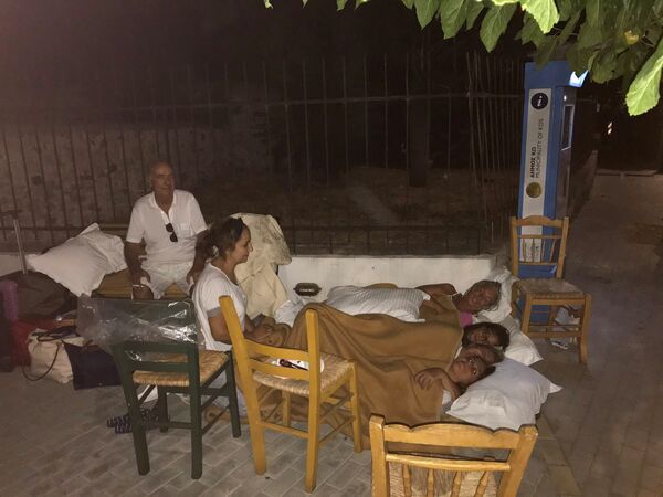 Люди спят на улице после землетрясения на острове Кос, Греция. 21 июля 2017