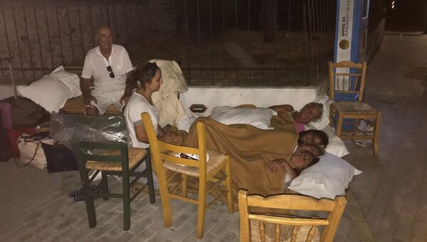 Люди спят на улице после землетрясения на острове Кос, Греция. 21 июля 2017