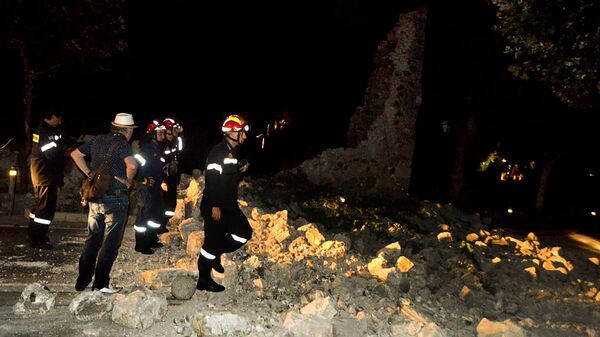 Пожарные на месте разрушений после землетрясения на острове Кос, Греция. 21 июля 2017