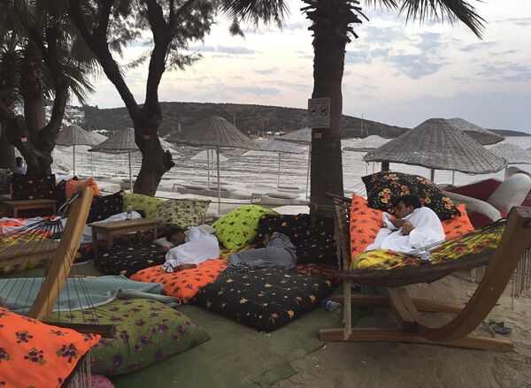Люди спят на улице после землетрясения в Битезе, Турция