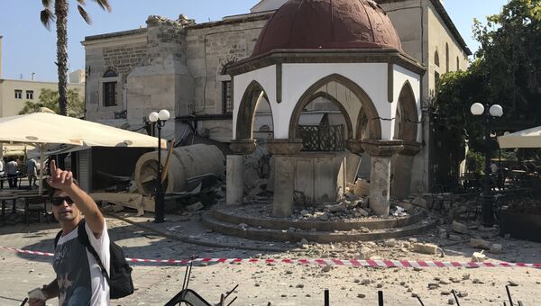 Разрушенный минарет мечети после землетрясения на острове Кос в Греции. 21 июля 2017