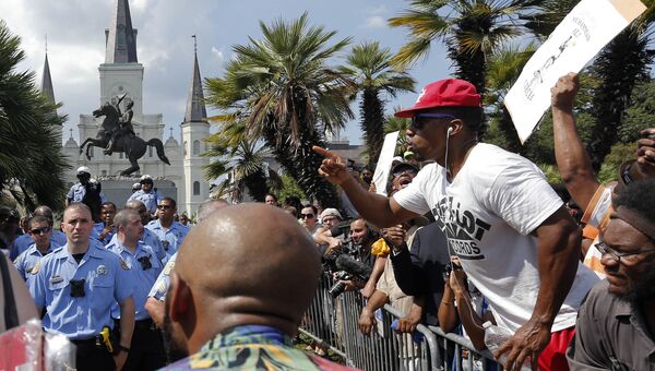 Полиция Нового Орлеана охраняет памятник Эндрю Джексона во время протеста, организованного организацией Take Em Down NOLA. 24 сентября 2016