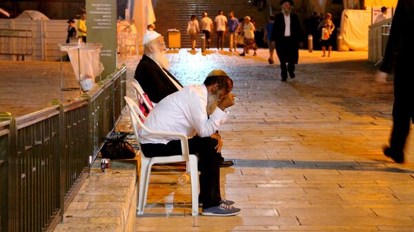 Верующий иудей возле Стены плача в Иерусалиме