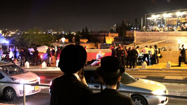 Прохожие наблюдают за действиями полиции в Иерусалиме. Архивное фото