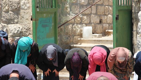 Мусульмане на молитве у Львиных ворот в Иерусалиме