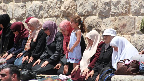Мусульмане на молитве в Старом городе Иерусалима