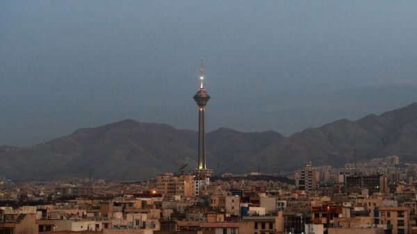 Вид на телебашню Бордж-е Милад в Тегеранеэ. архивное фото