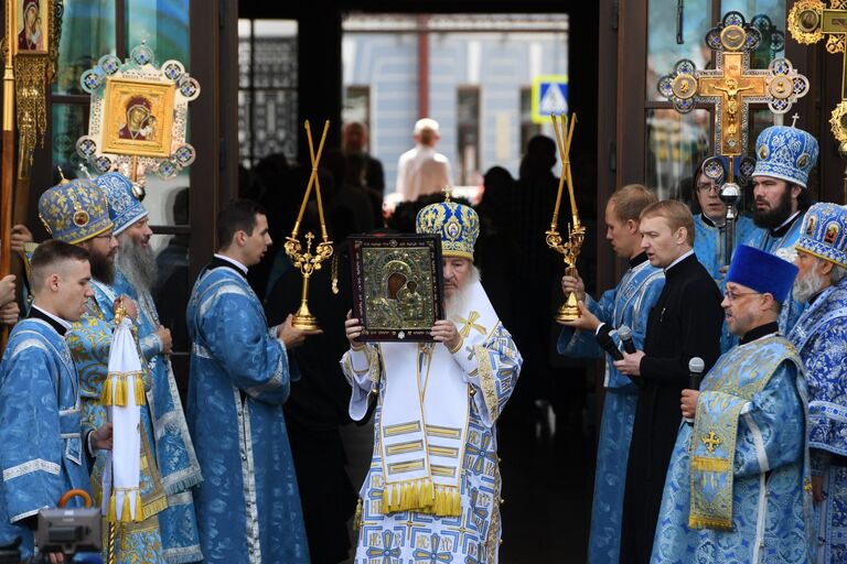 Митрополит Казанский и Татарстанский Феофан во время крестного хода в праздник явления Казанской иконы Божией матери в Казани