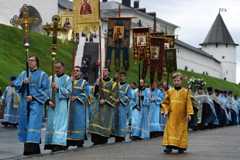 Участники крестного хода в праздник явления Казанской иконы Божией матери в Казани