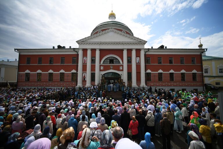 Участники крестного хода в праздник явления Казанской иконы Божией матери в Казани