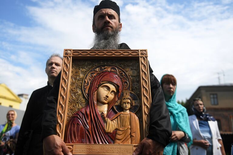 Участники крестного хода в праздник явления Казанской иконы Божией матери в Казани