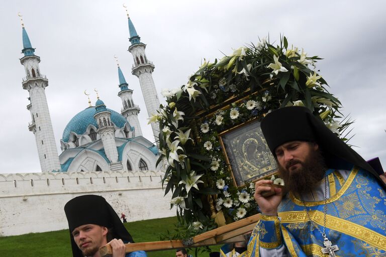 Участники крестного хода в праздник явления Казанской иконы Божией матери в Казани