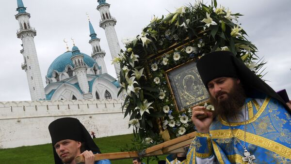 Участники крестного хода в праздник явления Казанской иконы Божией матери в Казани