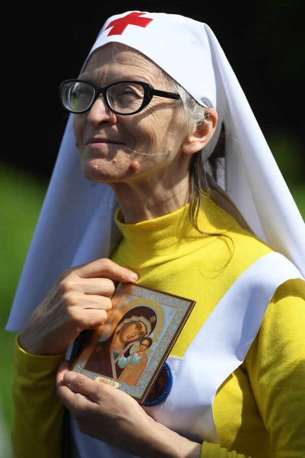 Участница крестного хода в праздник явления Казанской иконы Божией матери в Казани